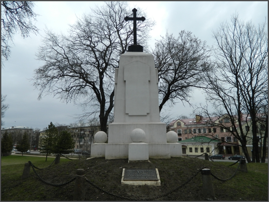 Памятник в честь 300-летия победы псковичей 